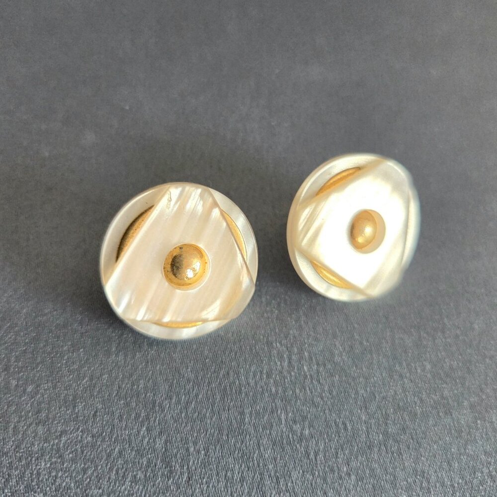 Vintage 1980s Mother of Pearl round earrings with gold details.